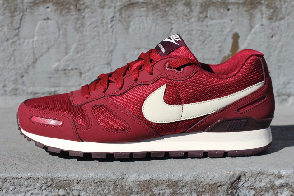 Nike Air Waffle Trainer Team Red Birch Cashmere 01