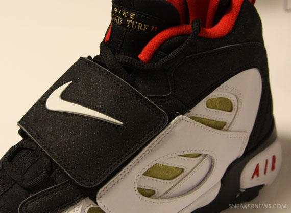 Nike Air Diamond Turf II - OG 49ers | Release Reminder