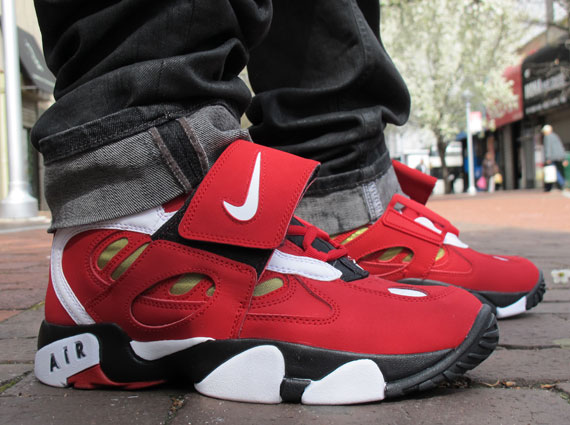 Nike Air Diamond Turf Ii Varsity Red On Feet 3