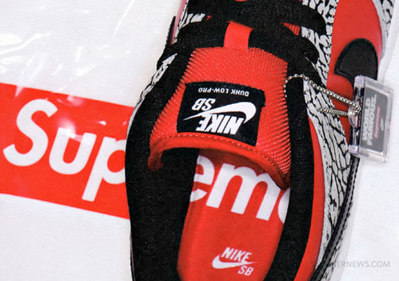 Supreme x Nike SB Dunk Low 2012