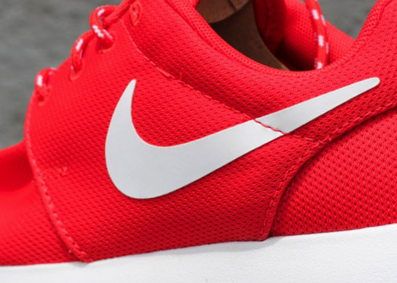 Nike WMNS Roshe Run “Challenge Red”