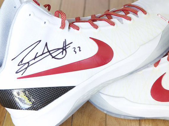 Nike Zoom Hyperdunk 2011 Elite - Blake Griffin Autographed PE