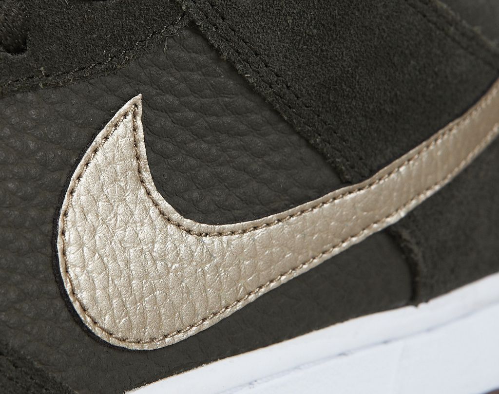 Nike Sb Dunk Low Sequoia Metallic Zinc 01