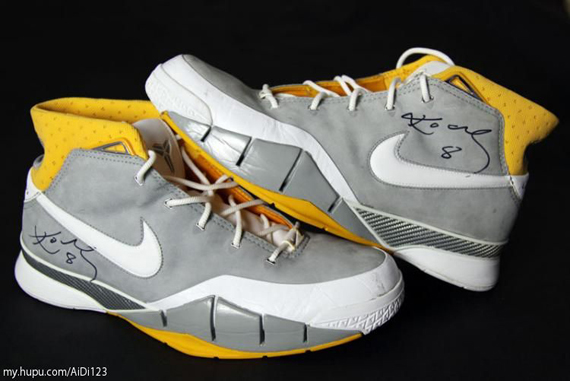 Kobe Bryant Autograph Set 12