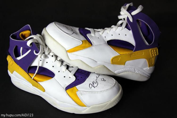 Kobe Bryant Autograph Set 26