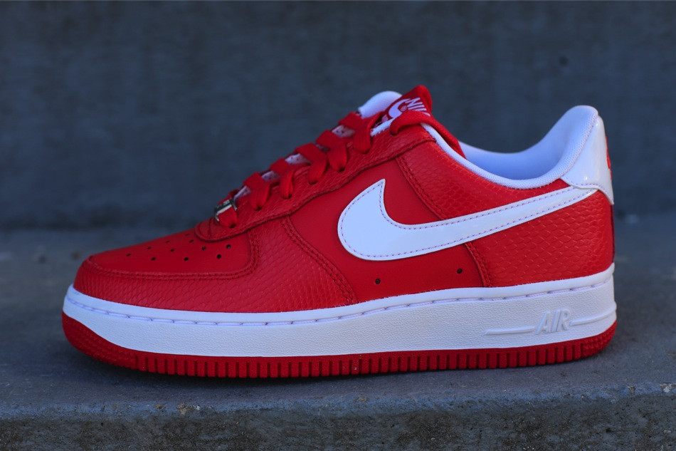Nike Wmns Air Force 1 Snake Hyper Red White 1
