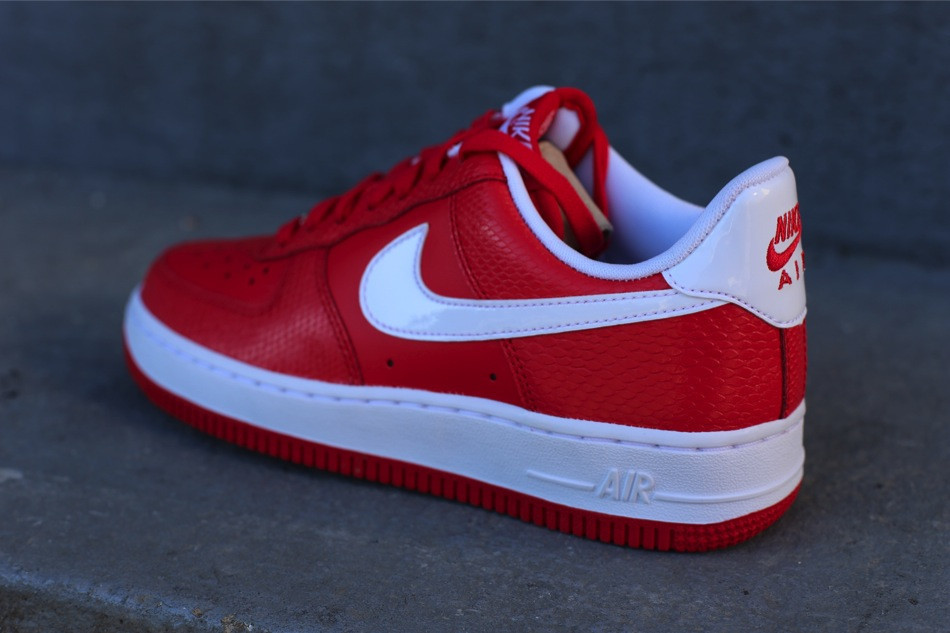 Nike Wmns Air Force 1 Snake Hyper Red White 4
