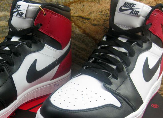 Air Jordan 1 Retro High "Black Toe"