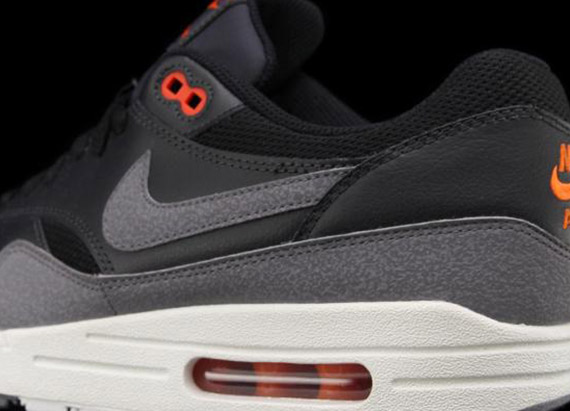 Nike Air Max 1 Essential – Black – Cool Grey – Team Red