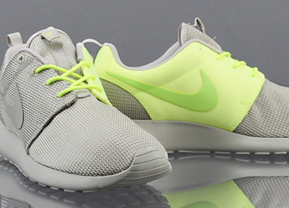 Nike Roshe Run "Split" - Classic Stone - Volt