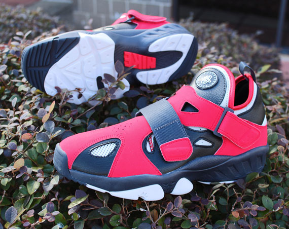 Nike Zoom Huarache 94 Hyper Red Neutral Grey Black 2