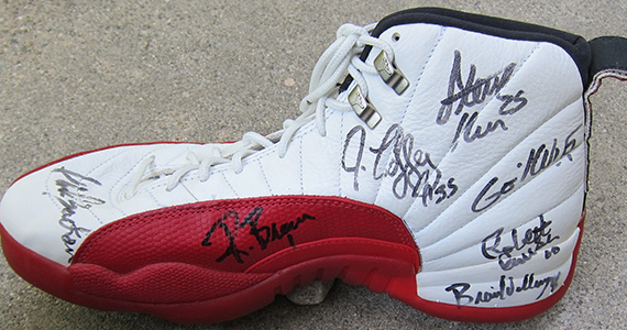 Air Jordan Xii Chicago Bulls Team Autographed 2