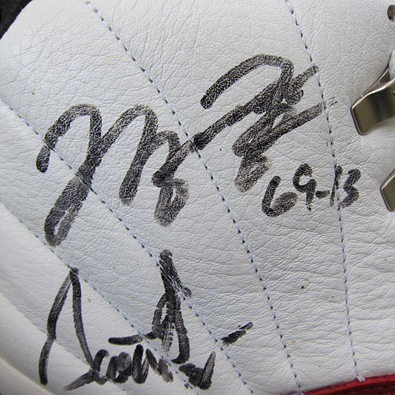 Air Jordan Xii Chicago Bulls Team Autographed 3