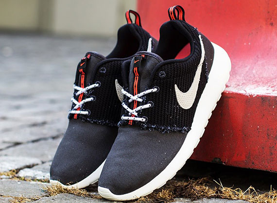 Nike Roshe Run Canvas - Anthracite - Sail - Total Crimson