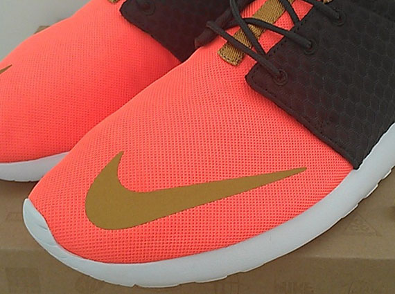 Nike Rosherun FB – Sequoia – Total Orange – Metallic Gold