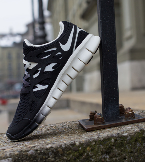 Nike Wmns Free Run 2 Black Sail 1