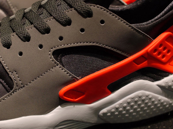 Nike Air Huarache – Sport Grey – Total Crimson