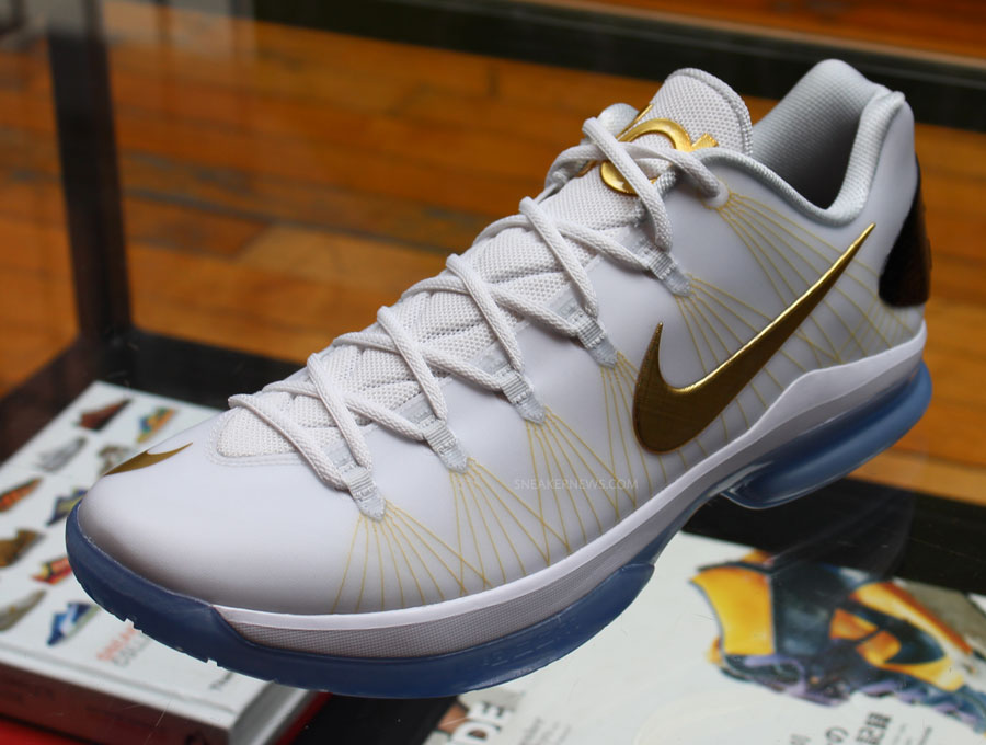 Nike Basketball Elite Series Gold Pack 8