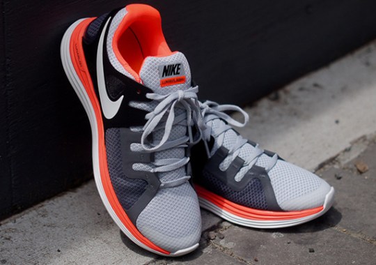 Nike LunarFlash+ – Pure Platinum – Total Crimson