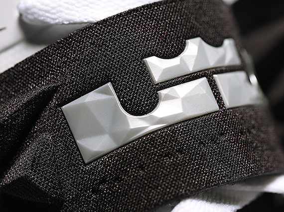 Nike Zoom Soldier VII - White - Black