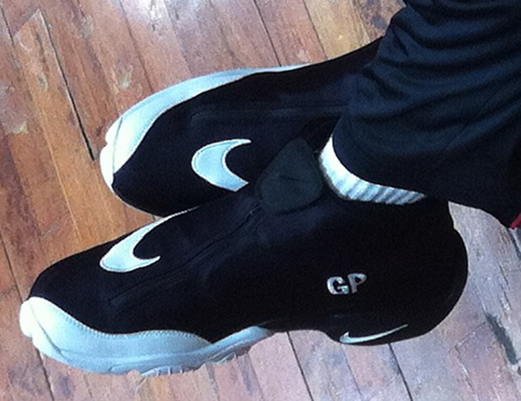 Gary Payton Shows Off His Nike Zoom Flight '98 The Glove PE