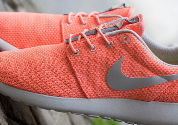 Nike WMNS Roshe Run - Atomic Pink - Metallic Silver - Classic Grey