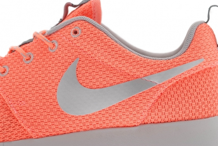 Nike Wmns Roshe Run Atomic Pink Silver 02