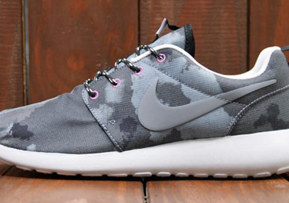 Nike WMNS Roshe Run Print – Black – Cool Grey – Club Pink