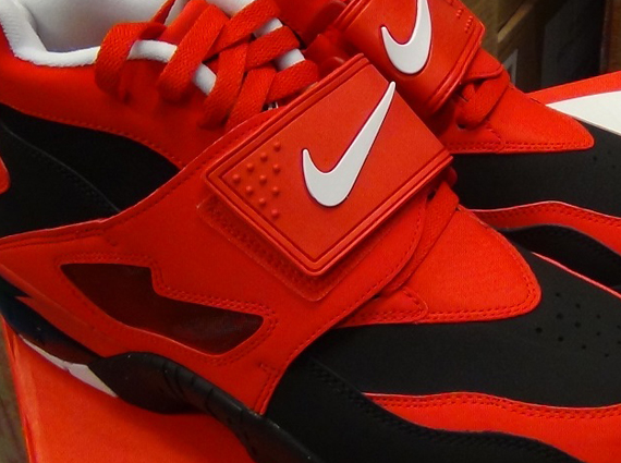 Nike Air Diamond Turf – Challenge Red – Black