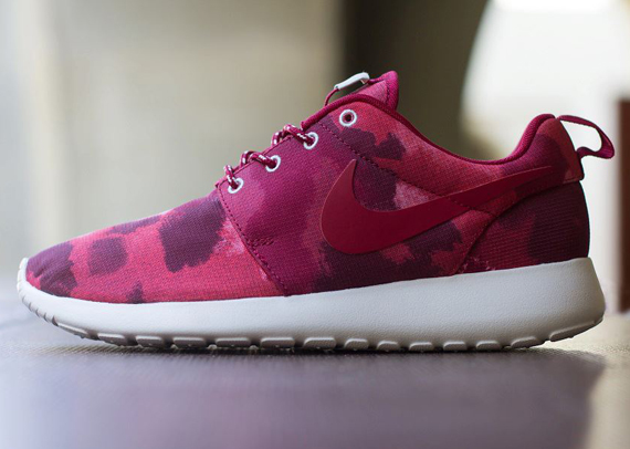 Nike WMNS Roshe Run "Fusion Red Camo"