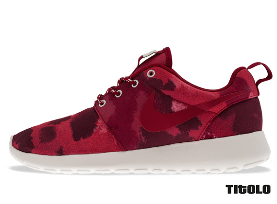 Nike Wmns Roshe Run Fusion Red Camo 01