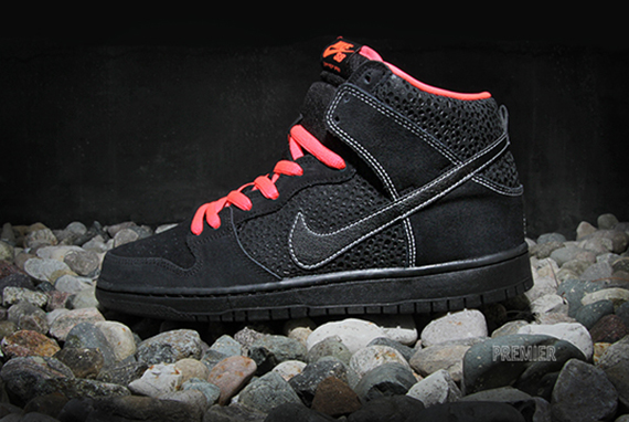 Black Safari Atomic Red Sb Dunk Available 1