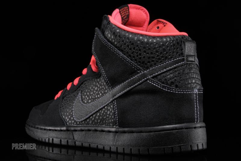Black Safari Atomic Red Sb Dunk Available 3