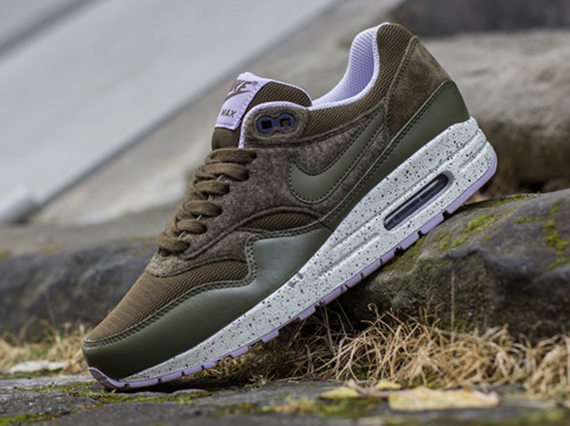 Nike Wmns Air Max 1 Dark Loden Medium Olive Sail 2