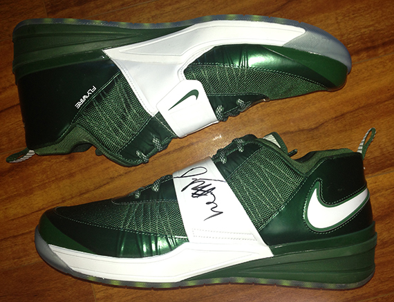 Sneaker News x John Geiger – Autographed “Jets” Zoom Revis Scavenger Hunt