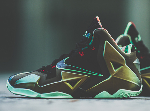 Kings Pride Parachute Gold Lebron 11