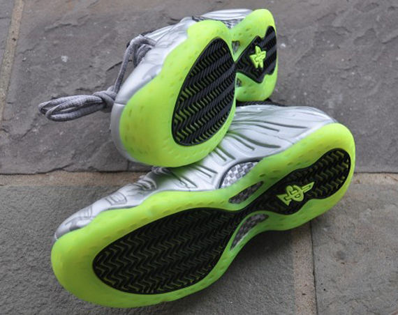 Nike Air Foamposite One Silver Volt 4