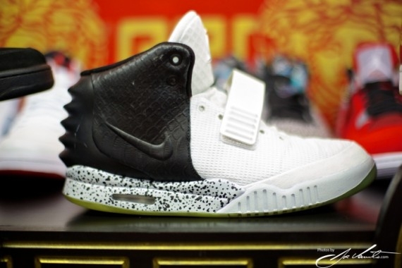 Nike Air Yeezy 2 Oreo Customs 01 570x3801