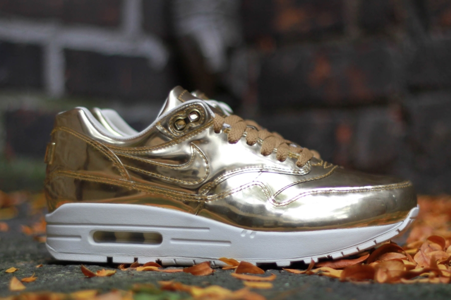 Nike Wmns Air Max 1 Liquid Gold 01