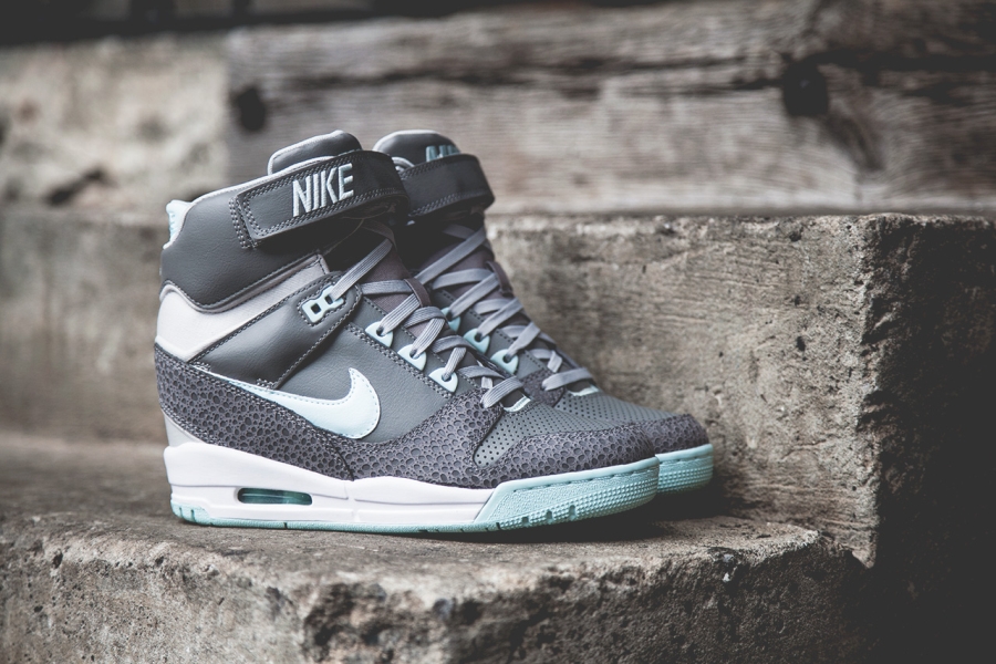 Nike Wmns Air Revolution Sky High Canyon Grey Teal Tint 03