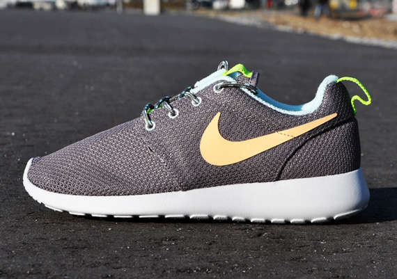 Nike WMNS Roshe Run - Canyon Grey - Pink