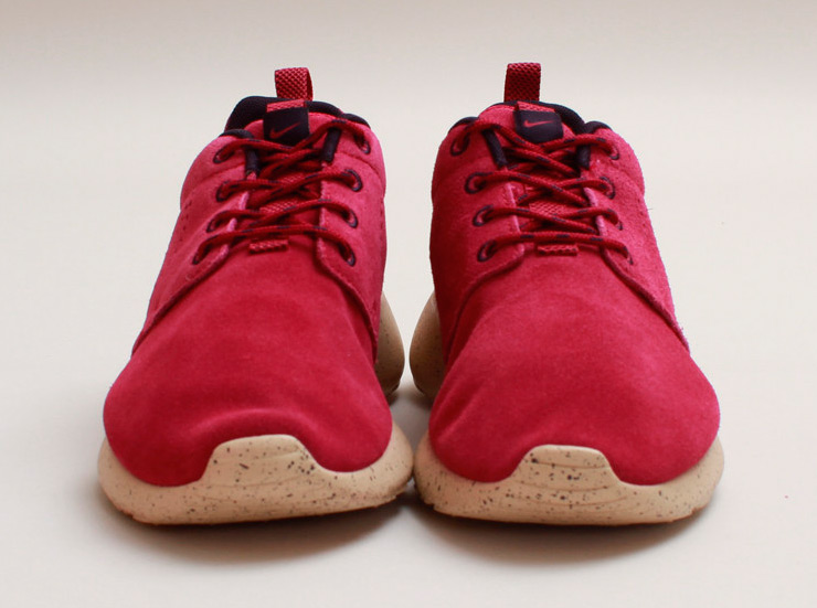 Nike Wmns Roshe Run Suede Raspberry Red 1