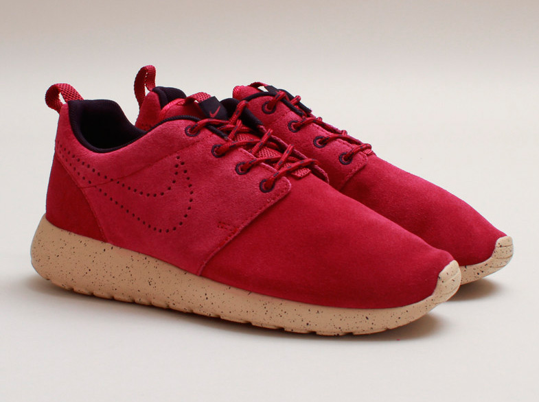Nike Wmns Roshe Run Suede Raspberry Red 2