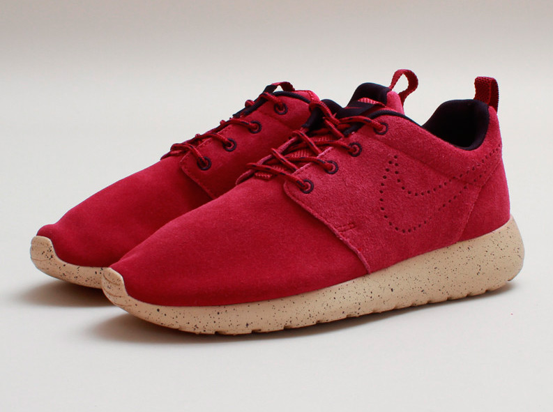 Nike Wmns Roshe Run Suede Raspberry Red 3