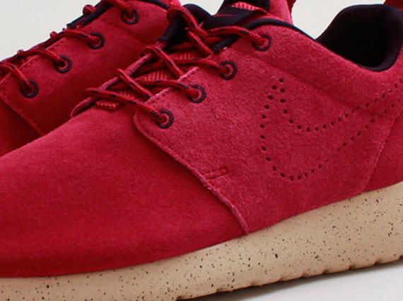 Nike Wmns Roshe Run Suede Raspberry Red