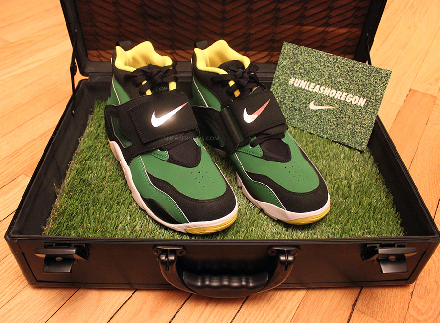 Nike Air Diamond Turf "Oregon Ducks" - Special Edition Case