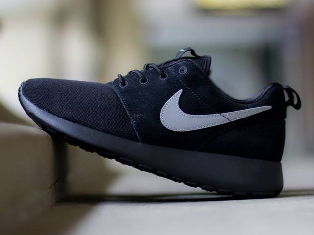 Nike Roshe Run GS - Black - Metallic Silver