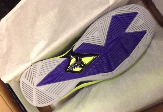 Kobe Venomenon 4 Court Purple Wolf Grey Volt 01