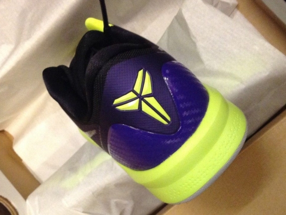 Kobe Venomenon 4 Court Purple Wolf Grey Volt 02