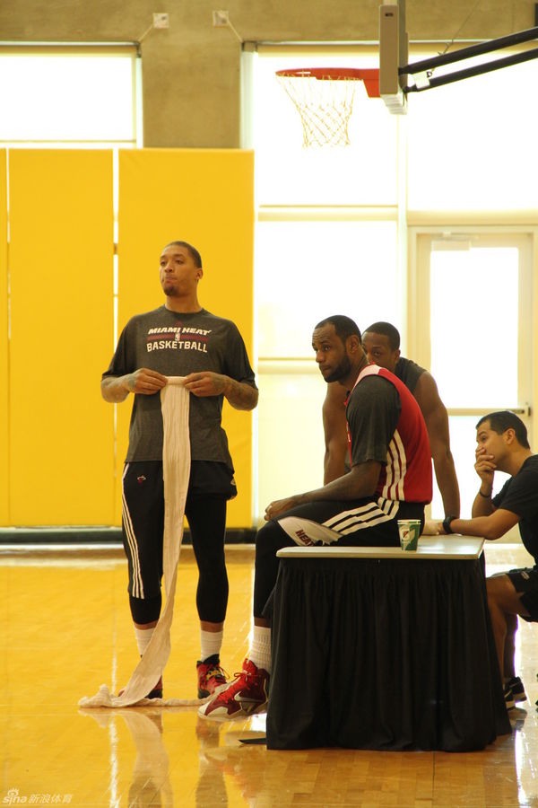 Lebron James In Nike Lebron 11 Red White Pe 01